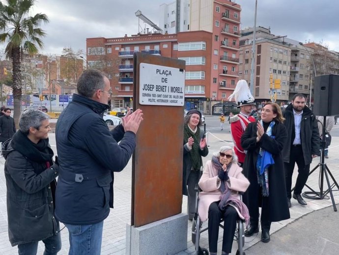 Ada Colau junto a Jordi Rabassa, Lucía Martín y Florncia Ventura en el acto de inaguración de la placa de la plaza de Josep Benet i Morell en el distrito de Sant Andreu de Barcelona