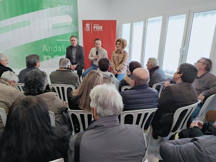La secretaria general del PSOE de Huelva, María Eugenia Limón, junto al secretario general del PSOE-A y el alcalde de Hinojos y secretario de Medio Ambiente y Política Forestal del PSOE de Huelva, Miguel Ángel Curiel.