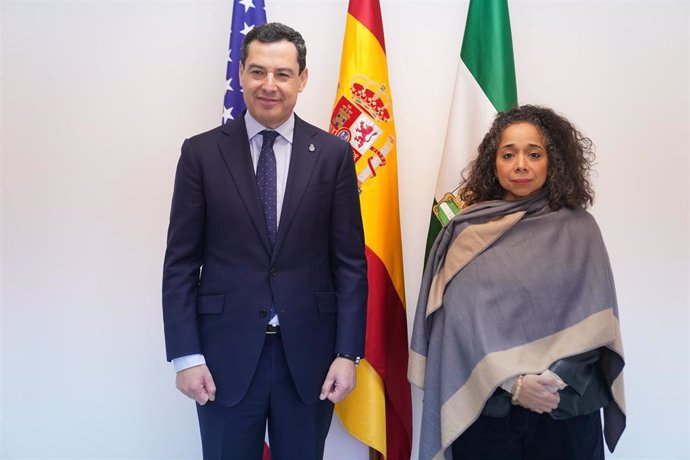 El presidente de la Junta, Juanma Moreno, se ha reunido este sábado, en Huelva, con la embajadora de EEUU en España, Julissa Reynoso