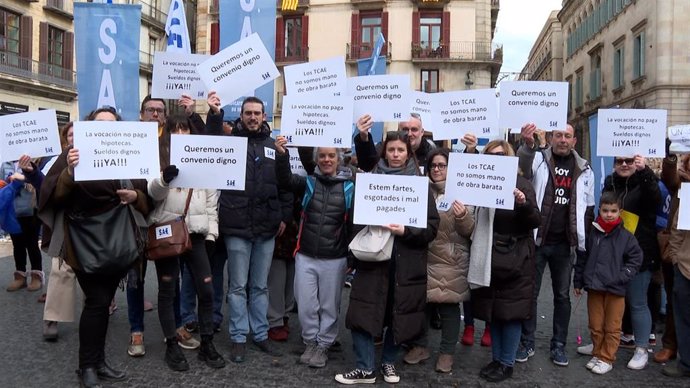 Manifetsantes protestan en Barcelona este sábado por las condiciones del servicio público