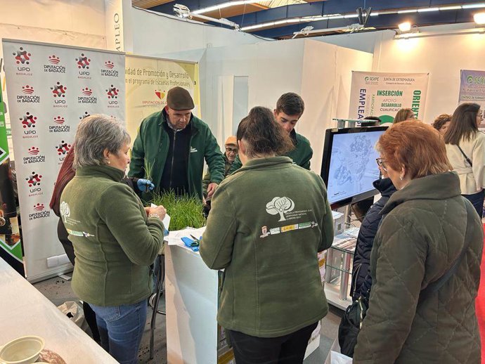 Varias personas en Agroexpo en Feval.