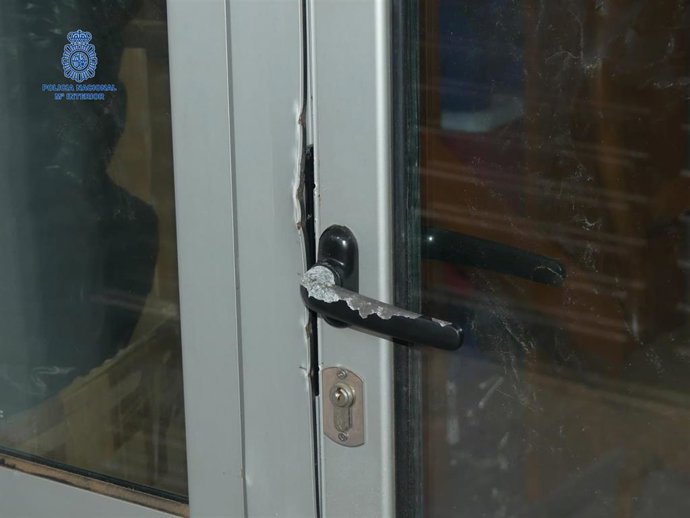 Una puerta forzada en un local de Ciutadella (Menorca)