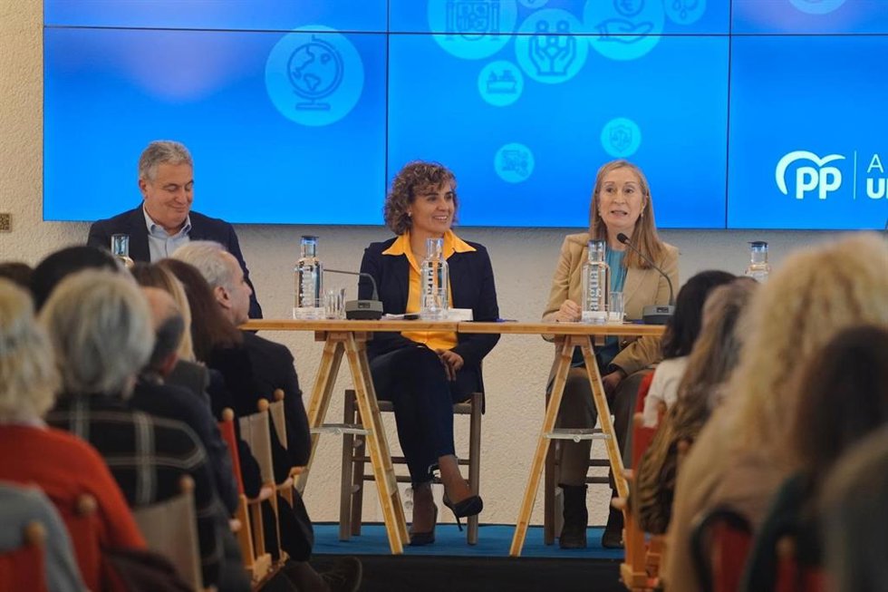 La exministra de Sanidad y actual portavoz del PP en el Parlamento Europeo, Dolors Monserrat, en el centro, en una mesa durante la Convención Nacional de Sanidad del Partido.