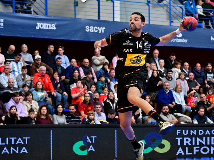 Ferrán Solé realiza un lanzamiento en un partido de la selección española de balonmano