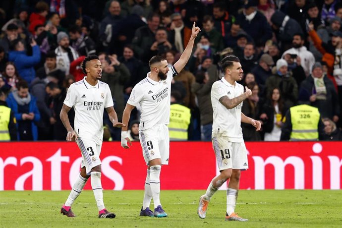 Los jugadores del Real Madrid Karim Benzema, éder Militao y Dani Ceballos celebran un gol ante el Atlético de Madrid en los cuartos de final de la Copa del Rey 2022-2023.