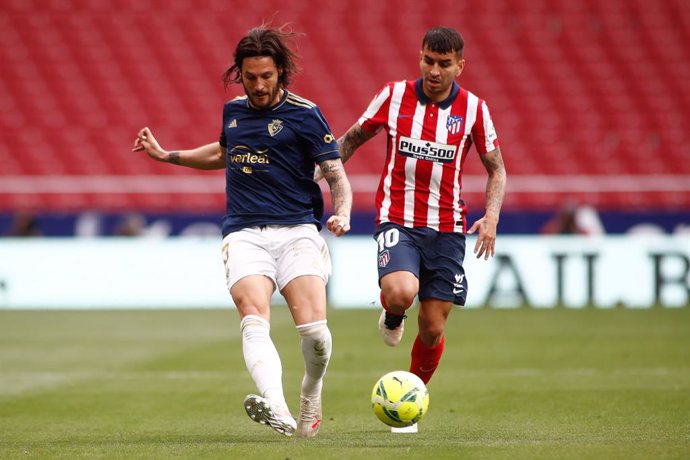 Archivo - Juan Cruz of Osasuna and Angel Correa of Atletico de Madrid in action during the spanish league, La Liga, football match played between Atletico de Madrid and CA Osasuna at Wanda Metropolitano stadium on may 16, 2021, in Madrid, Spain.