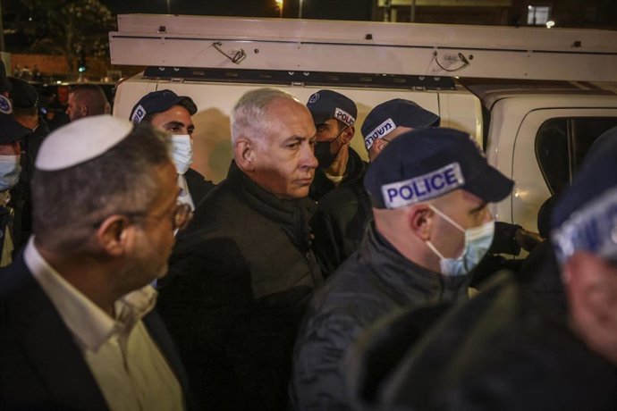 El primer ministro israelí, Benjamin Netanyahu, en el lugar del atentado en el que murieron siete personas en Jerusalén Este