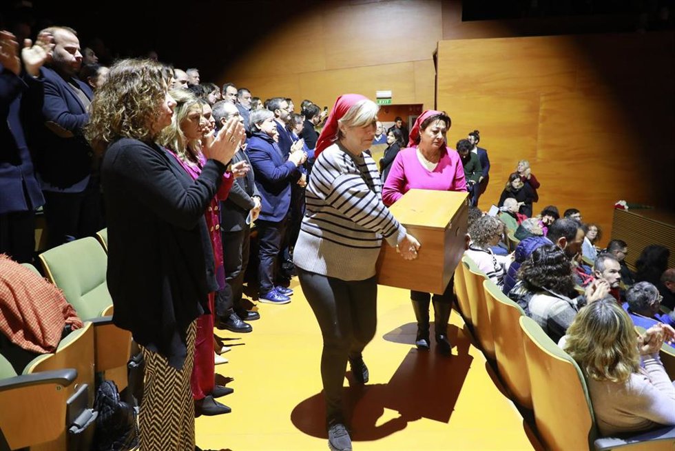 La presidenta de Memoria de Mallorca, Maria Antnia Oliver, con una de las cajas con los restos mortales de Aurora Picornell y las Roges del Molinar