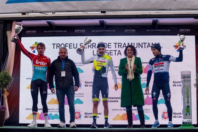 La consellera insular de Territorio, Maria Antònia Garcías, entrega los premios del Trofeo Serra de Tramuntana de la Challenge ciclista Mallorca.