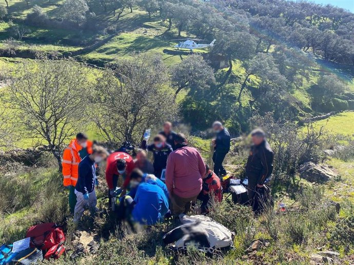 Personal sanitario y Guardia Civil atienden al hombre herido tras caer de un quad en Fuentes de León.