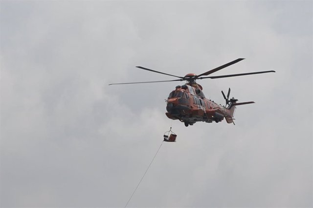 Archivo - El helicóptero Helimer de Salvamento Marítimo durante un ejercicio de exhibición de rescate por su 30º aniversario, en el puerto de A Coruña, a 28 de agosto, en A Coruña, Galicia.