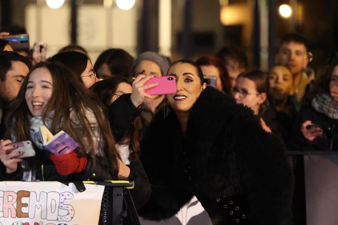 La actriz Rossy de Palma saluda a su llegada a la alfombra roja previa a la gala de la X edición de los Premios Feroz.