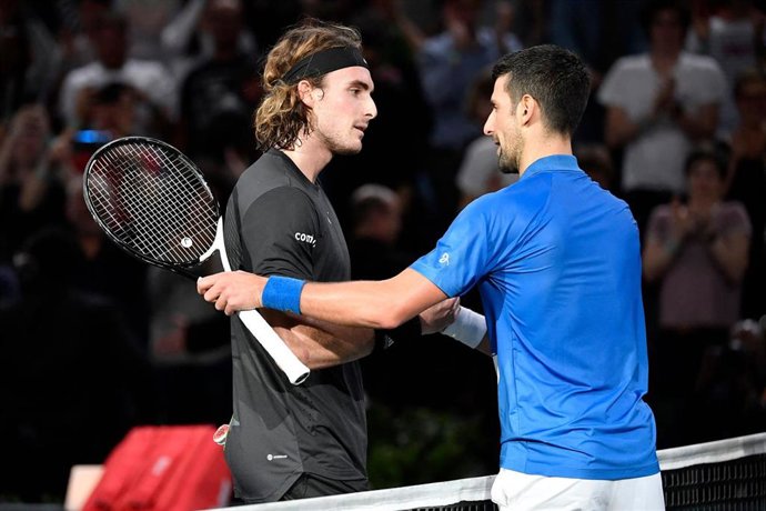 Archivo - Novak Djokovic y Stefanos Tsitsipas