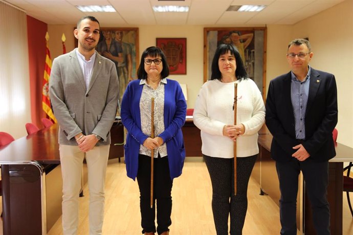 El alcalde de Mequinenza, Antonio San Juan, ha entregado el bastón de mando a María José Catalán y Montse Aguilar con motivo de las fiestas de invierno.