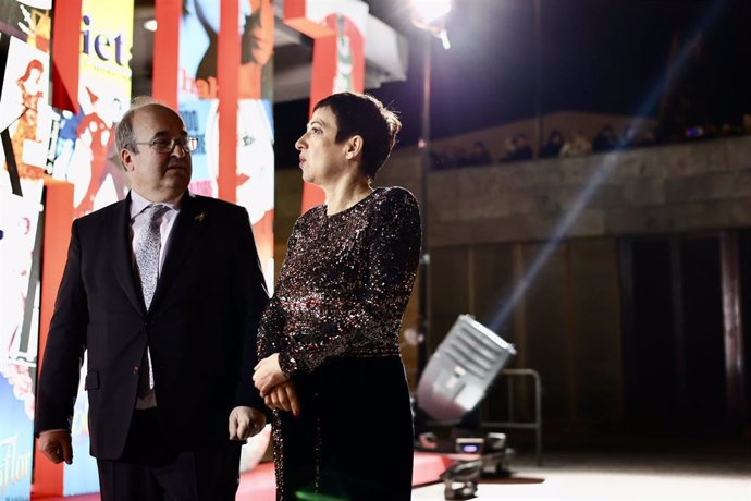 El ministro de Cultura y Deporte, Miquel Iceta , a su llegada a la alfombra roja previa a la gala de la X edición de los Premios Feroz, en el Auditorio de Zaragoza, a 28 de enero de 2022, en Zaragoza, Aragón (España). 