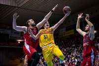 El Barça se hace fuerte en Fontajau para olvidar el Clásico