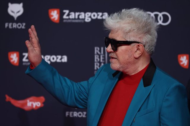 El director de cine Pedro Almodóvar posa en la alfombra roja previa a la gala de la X edición de los Premios Feroz, en el Auditorio de Zaragoza, a 28 de enero de 2022, en Zaragoza, Aragón (España). 