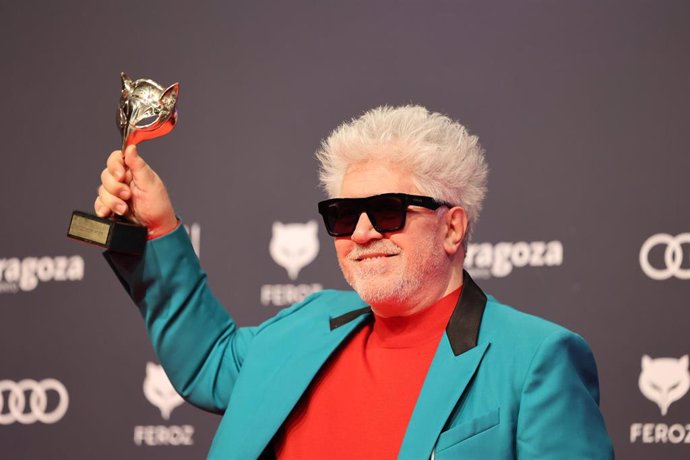 El director de cine Pedro Almodóvar posa en el photocall tras recibir el  Premio Feroz Audi de Honor 2023 durante la gala de la X edición de los Premios Feroz en el Auditorio de Zaragoza.