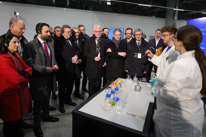 Un grupo de estudiantes de la academia de PowerCo en Salzgitter (Alemania) muestra un experimento ante la delegación valenciana encabezada por el presidente de la Generalitat, Ximo Puig, y los directivos de Volkswagen