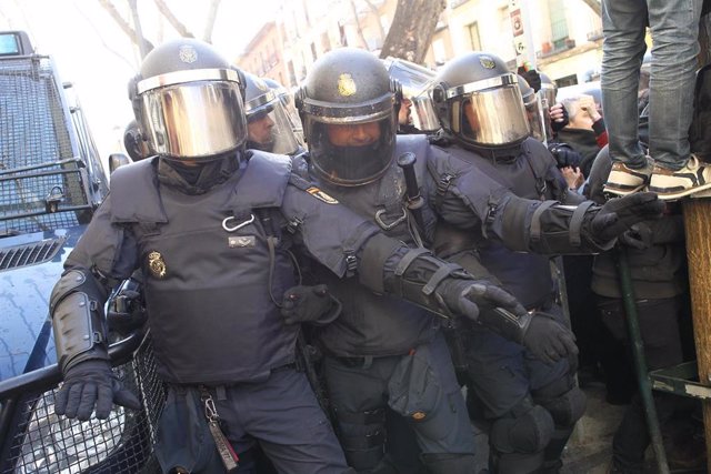 Archivo - Agentes antidisturbios de la Policía Nacional en un desahucio por orden judicial en Madrid