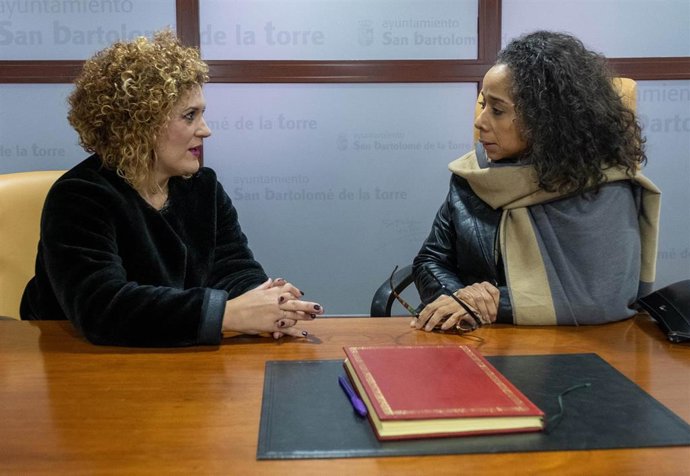 La presidenta de la Diputación de Huelva, María Eugenia Limón (i.) y la embajadora de Estados Unidos en España, Julissa Reynoso