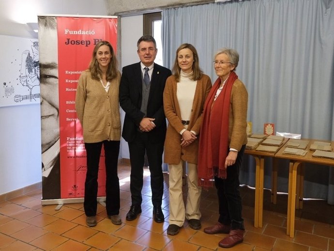 El presidente de la Diputació de Girona y del Patronat de la Fundació Josep Pla, Miquel Noguer, y familiares de Josep M. Cruzet en el acto de cesión de los manuscritos originales de Josep Pla