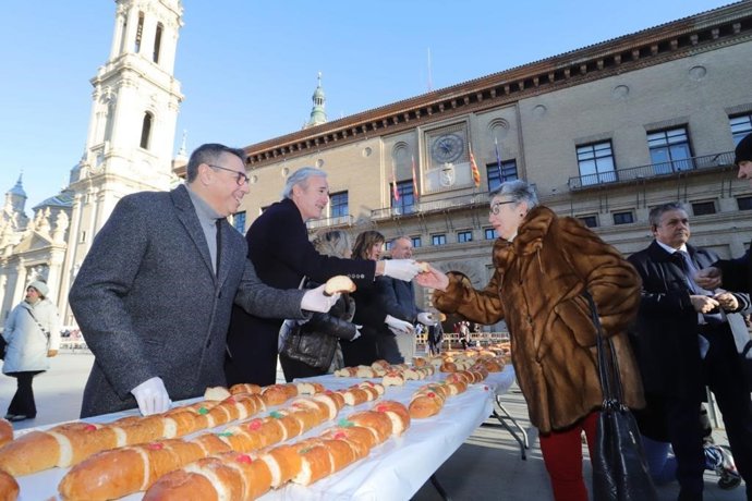Entrega del roscón de San Valero en la plaza del Pilar.