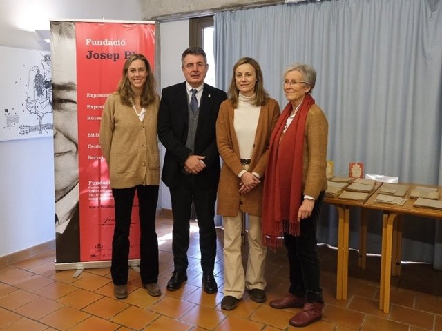 El president de la Diputació de Girona i del Patronat de la Fundació Josep Pla, Miquel Noguer, i familiars de Josep M. Cruzet en l'acte de cessió dels manuscrits originals de Josep Pla