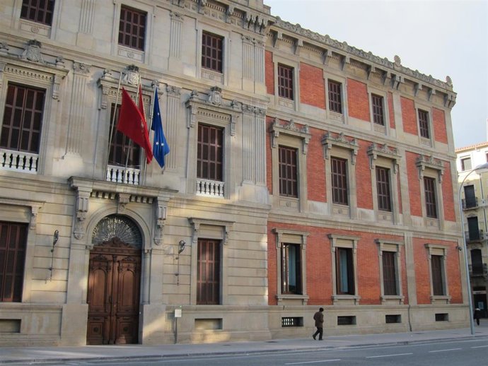 Archivo - Fachada del Parlamento de Navarra