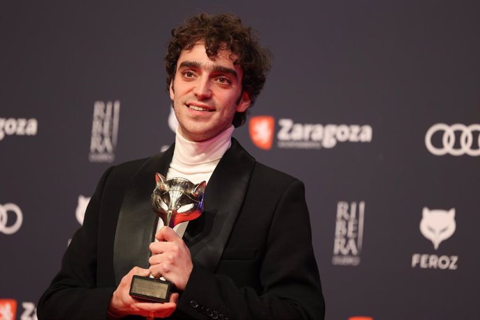 El actor Nacho Sánchez posa tras recibir el premio 'Mejor actor protagonista de una película' por Mantícora 