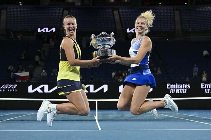 Barbora Krejcikova y Katerina Siniakova posan con su trofeo de dobles femenino del Abierto de Australia