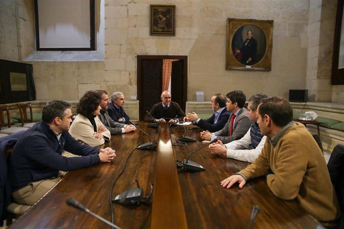 Reunión del alcalde de Sevilla, Antonio Muñoz, con la nueva directiva de la Asociación de Hostelería