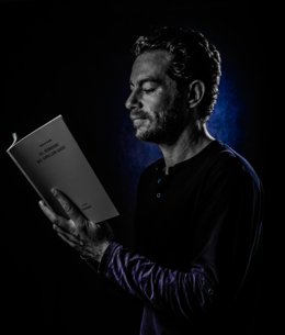 Archivo - El poeta y periodista Alberto Caride, con su poemario 'El síndrome de Guillain-Barré'