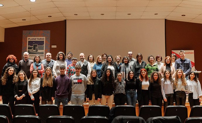 Alumnas y sus profesoras del IES Barañain junto a investigadoras de la UPNA que han asesorado los trabajos.