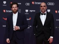 Álvaro Cervantes y Luis Tosar entre los más elegantes de los Premios Feroz