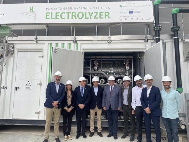 El alcalde de Huelva conoce el funcionamiento del Proyecto Power to Green Hydrogen Mallorca, referente en el desarrollo del hidrógeno verde