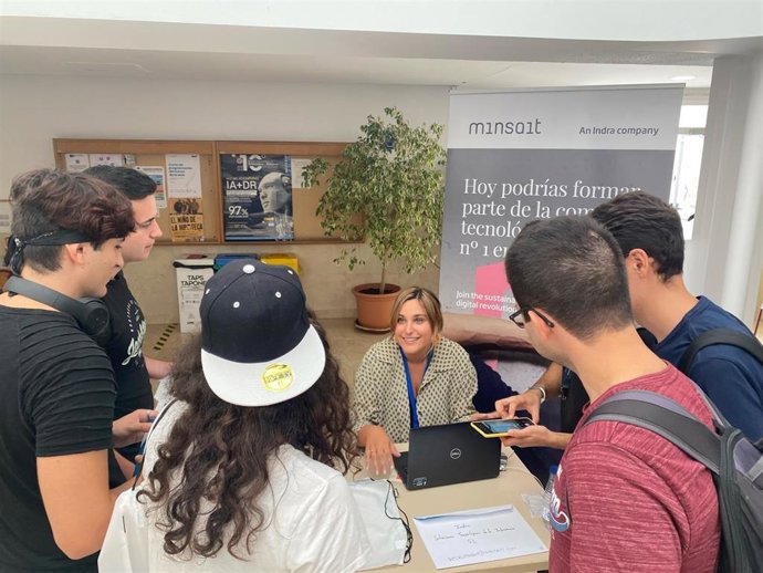 Una empleada de Minsait explica a un grupo de jóvenes las bondades de la compañía en un evento para captar talento. La compañía participará este lunes 30 de enero en el foro de empleo de la Universidad Complutense