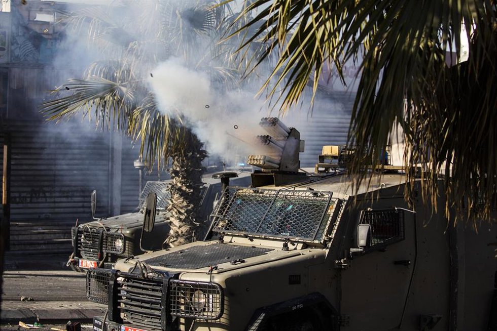 Vehículos militares israelíes en Al Ram, Cisjordania