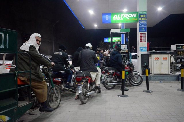 Colas de clientes aguardan en una gasolinera de Peshawar (Pakistán) 