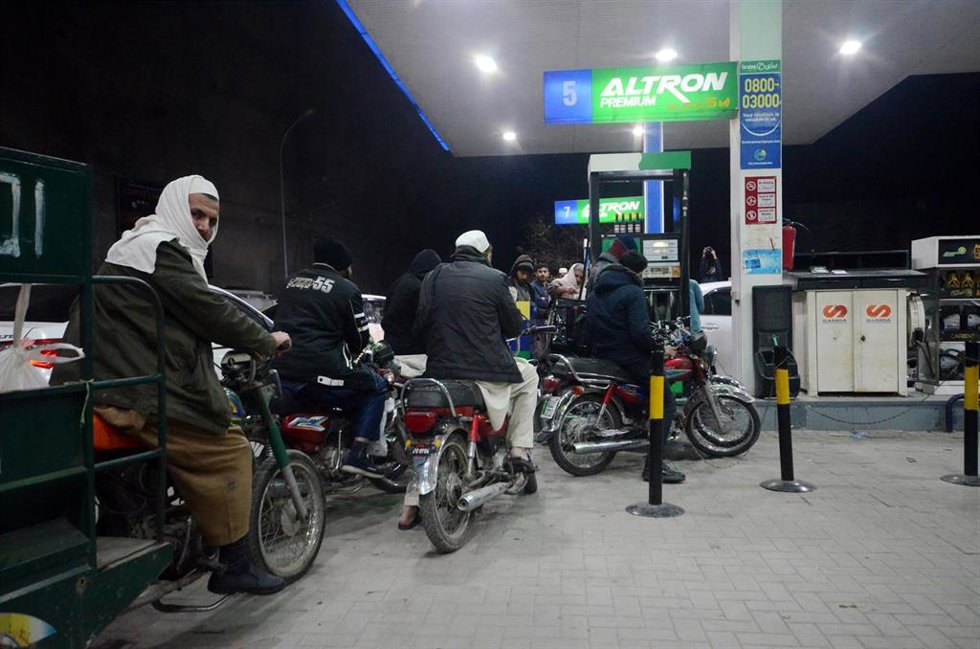 Colas de clientes aguardan en una gasolinera de Peshawar (Pakistán)