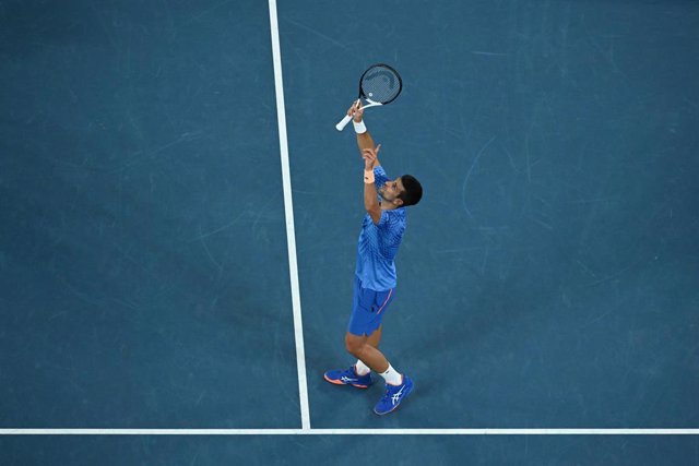 Novak Djokovic posa con su trofeo del Abierto de Australia