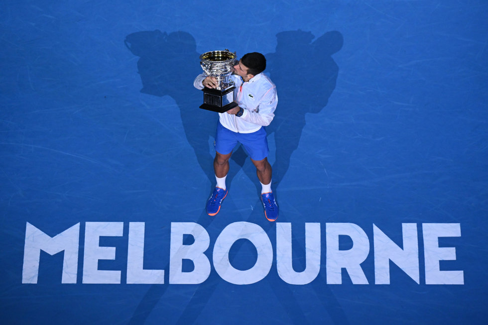 Novak Djokovic posa con su trofeo del Abierto de Australia