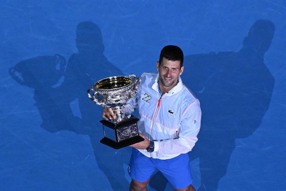 Novak Djokovic con el trofeo del Abierto de Australia