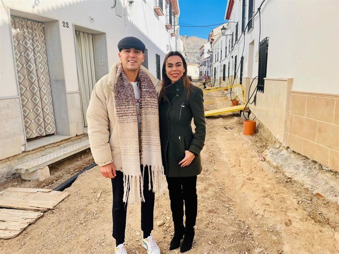 La delegada territorial de Justicia, Administración Local y Función Pública, Teresa Pardo, junto al alcalde de Alfarnate, Juan Jesús Gallardo.