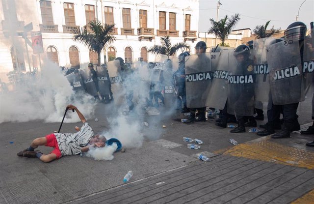 Policías antidisturbios durante las protestas contra Dina Boluarte en Lima, Perú