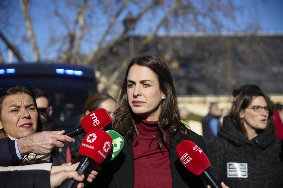 La portavoz de Más Madrid en el Ayuntamiento y candidata a la alcaldía madrileña, Rita Maestre, atiende a los medios durante una manifestación convocada para protestar por los perjuicios de la autovía A-5 al paso por el distrito de Latina.