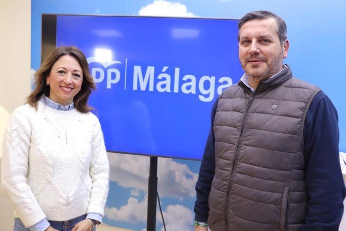 El vicesecretario de Organización del PP de Andalucía, Alejandro Romero, junto al a presidenta del PP de Málaga, Patricia Navarro.
