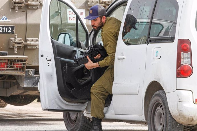 Un militar israelí en las inmediaciones de Nablús, Cisjordania