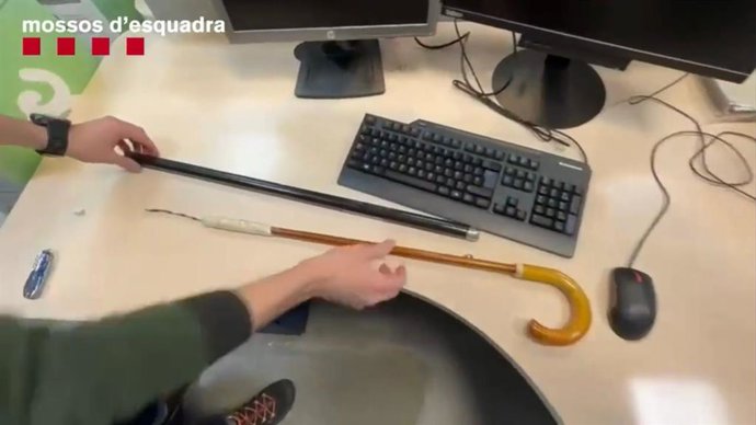 El bastó estoc intervingut al detingut per presumptament agredir un jove per motius ideolgics a Barcelona