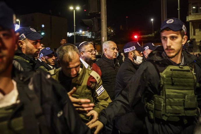 El primer ministro israelí, Benjamin Netanyahu, y el ministro de Seguridad Nacional, Itamar Ben Gvir, en el lugar del atentado en el que murieron siete israelíes cerca de una sinagoga de Jerusalén Este